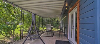 Walk to Lake: Historic Disney Home