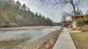 A riverside walkway with a wooden structure and benches. - Home w/ Ouachita River & Lake Hamilton Access (Mountain Pine)