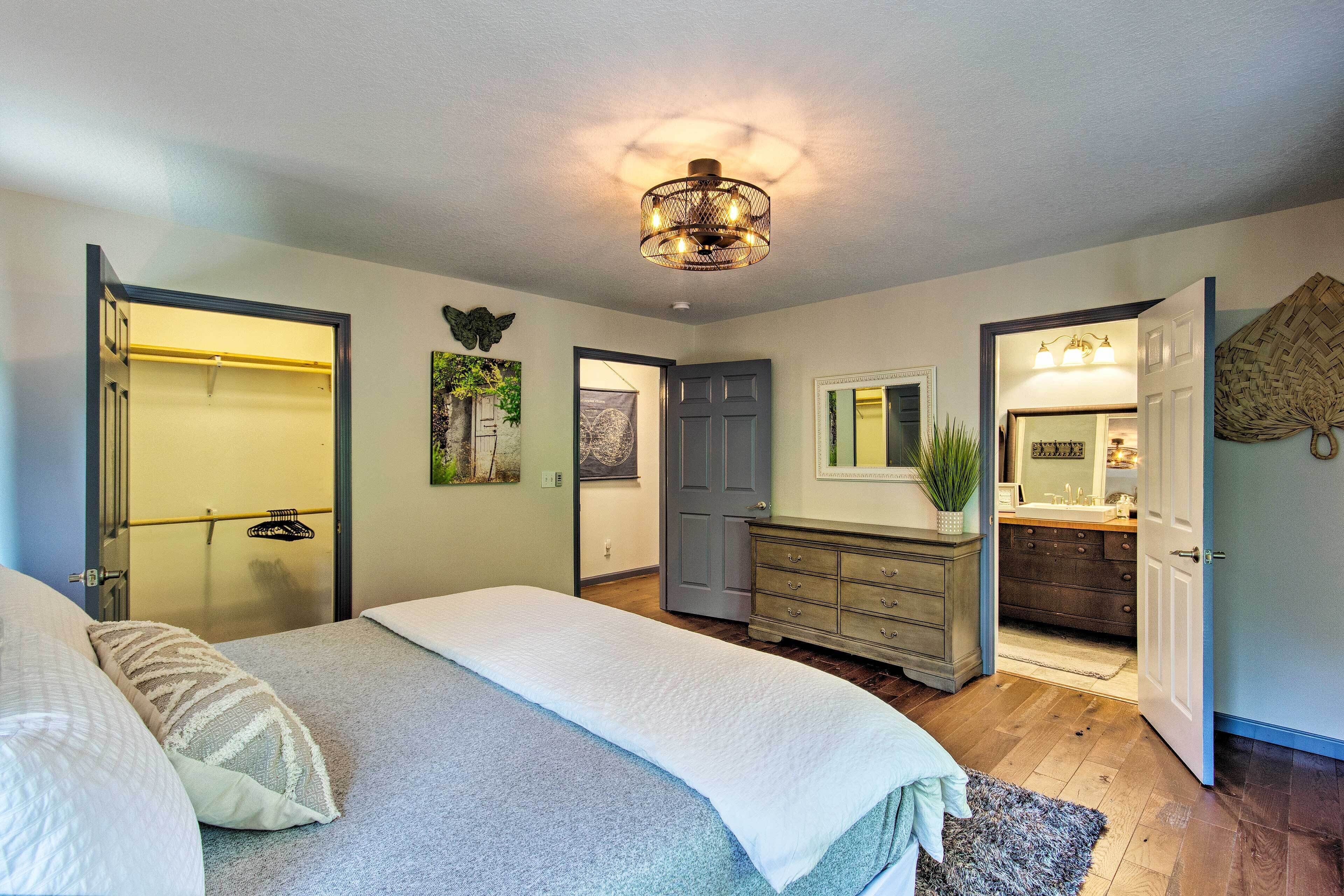 Home W/deck, Swings, Game Rm-8mi to Asheville