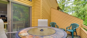 Harbor Springs Condo ~ 6 Mi to Lake Michigan!