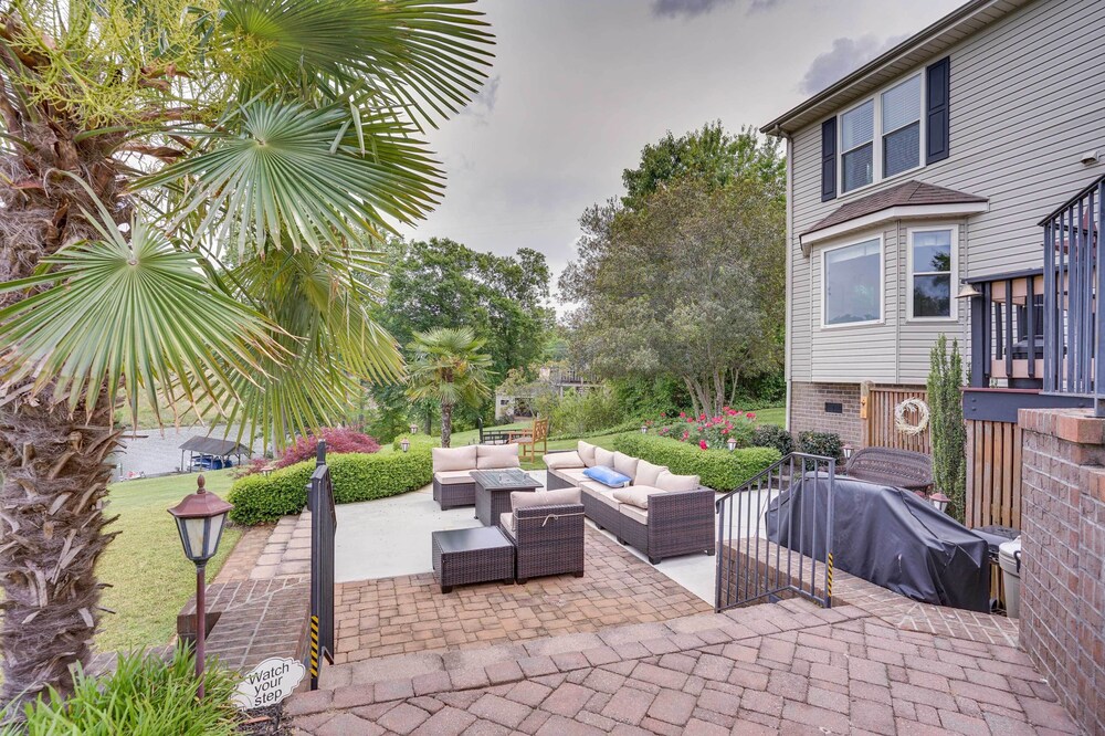 Lakefront Home w/ Outdoor Oasis, Kayaks, Dock