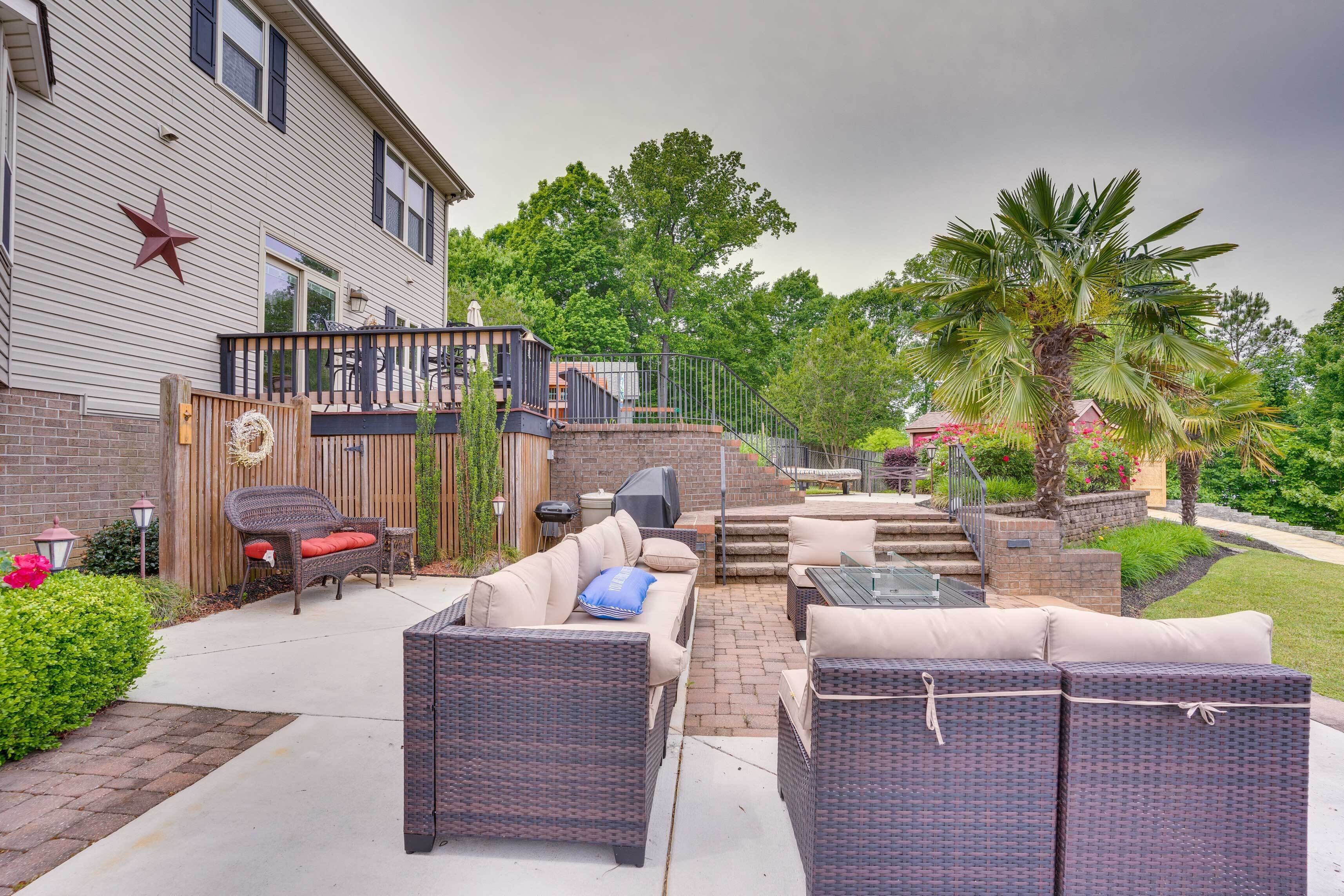 Lakefront Home w/ Outdoor Oasis, Kayaks, Dock