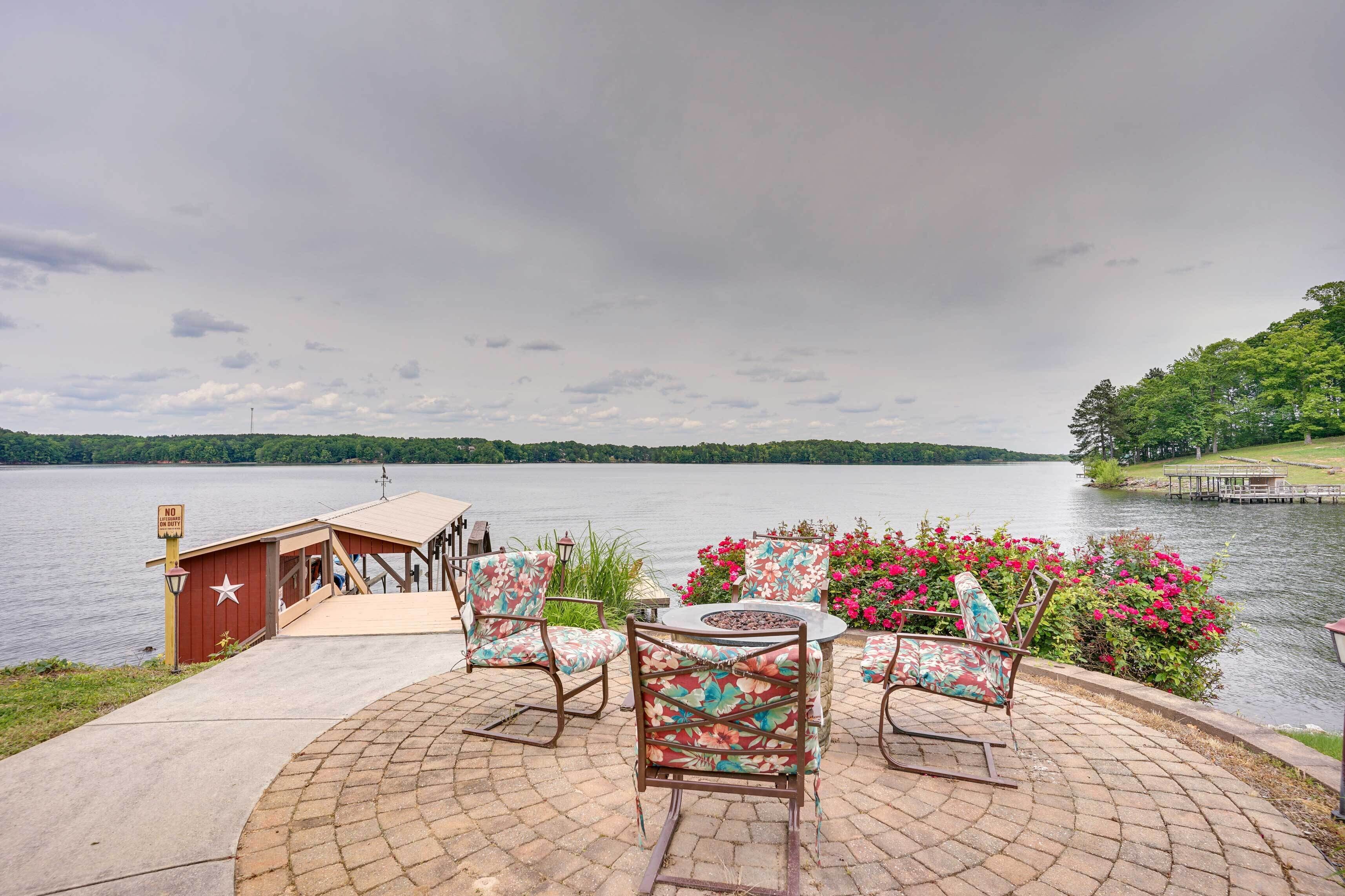 Lakefront Home w/ Outdoor Oasis, Kayaks, Dock