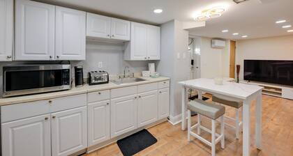 Lovely Elmont Apartment - Walk to Bus Stop!