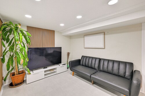 Lovely Elmont Apartment - Walk to Bus Stop!