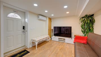 Apartment (1 Bedroom) | Living area | TV, books