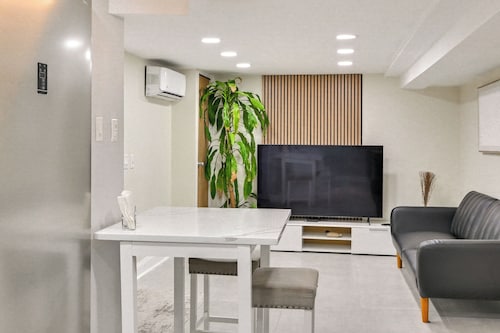 Lovely Elmont Apartment - Walk to Bus Stop!