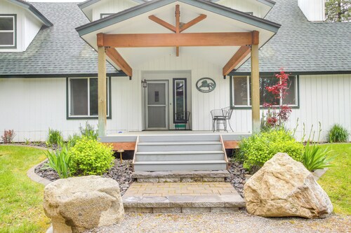 10 Mi to Silverwood: Secluded Getaway!