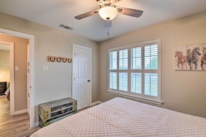 House (3 Bedrooms) | Interior - 'leaping Toad Ranch' ~ 9 Mi to Lake Granbury! (Granbury)