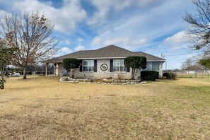 House (3 Bedrooms) | Interior - 'leaping Toad Ranch' ~ 9 Mi to Lake Granbury! (Granbury)