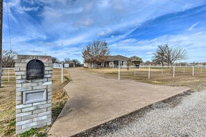 House (3 Bedrooms) | Interior - 'leaping Toad Ranch' ~ 9 Mi to Lake Granbury! (Granbury)