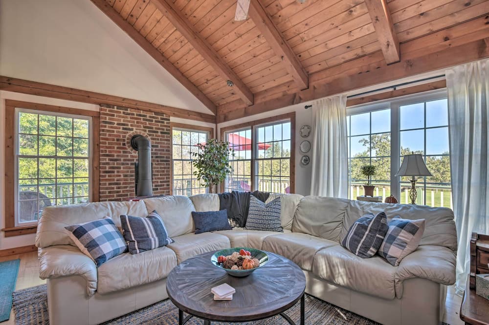 Lovettsville Cottage in Heart of Wine Country - Dickerson, MD