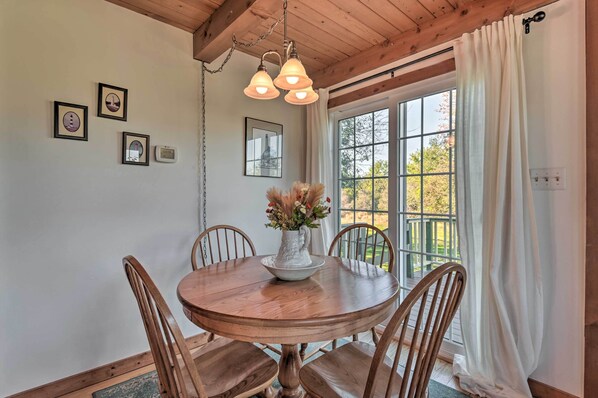 Cottage (1 Bedroom) | Interior - Lovettsville Cottage in Heart of Wine Country (Lovettsville)