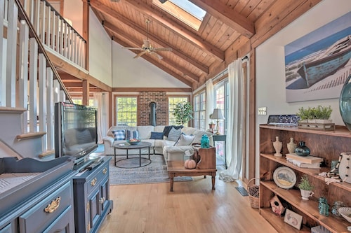 Lovettsville Cottage in Heart of Wine Country