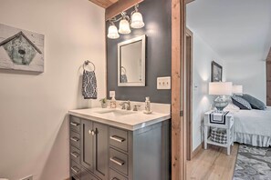 Cottage (1 Bedroom) | Interior - Lovettsville Cottage in Heart of Wine Country (Lovettsville)