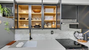 Rumah (1 Bedroom) | Dapur pribadi | Oven, kompor, mesin pembuat kopi/teh, dan peralatan masak/sendok-piring