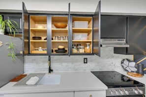 Casa (1 Bedroom) | Cucina privata | Forno, piano cottura, macchina per tè/caffè, pentole/stoviglie/utensili