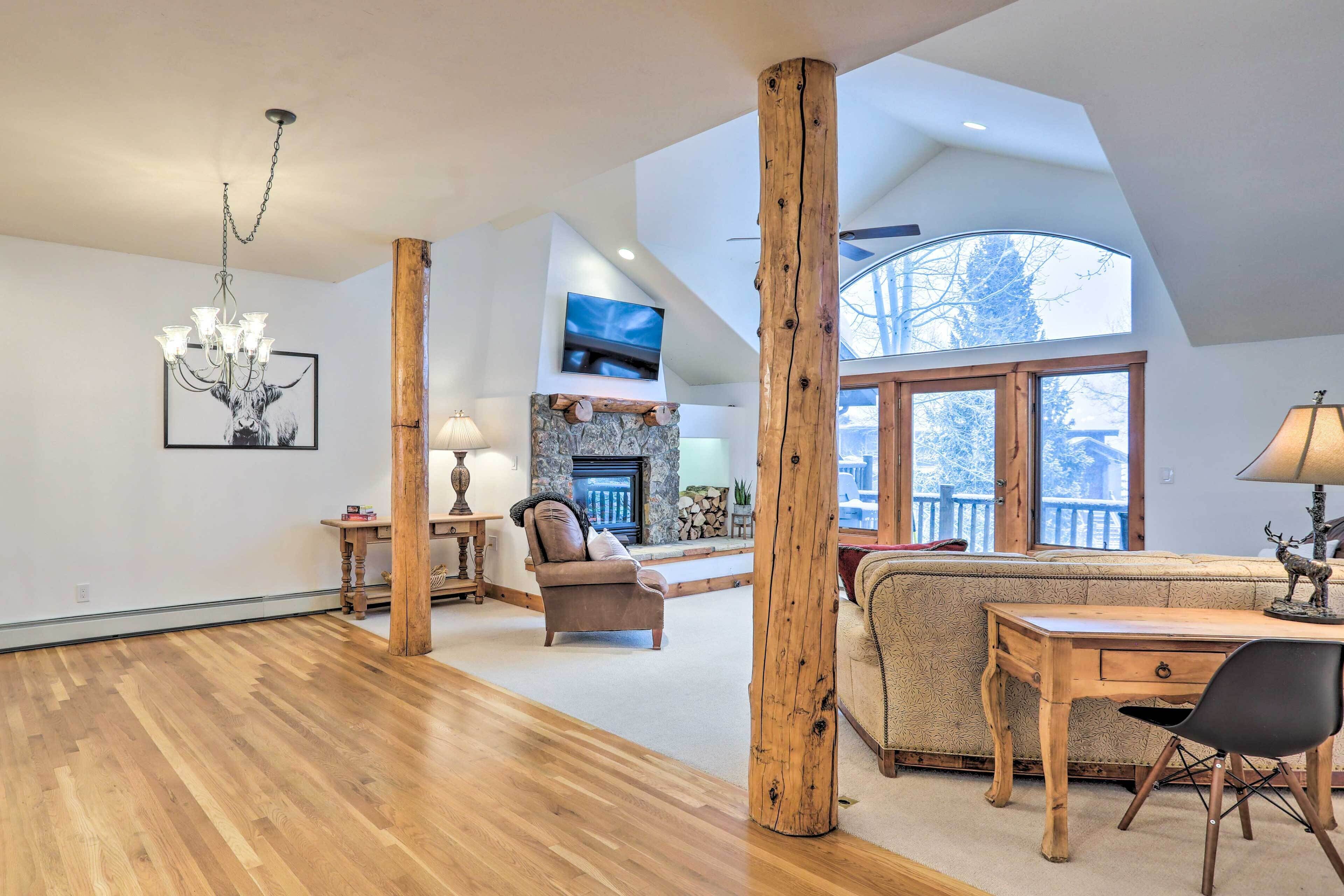 House w/ Hot Tub & AC - Shuttle to Skiing!