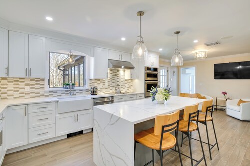 Lovely Highland Home w/ Pool & Hot Tub!