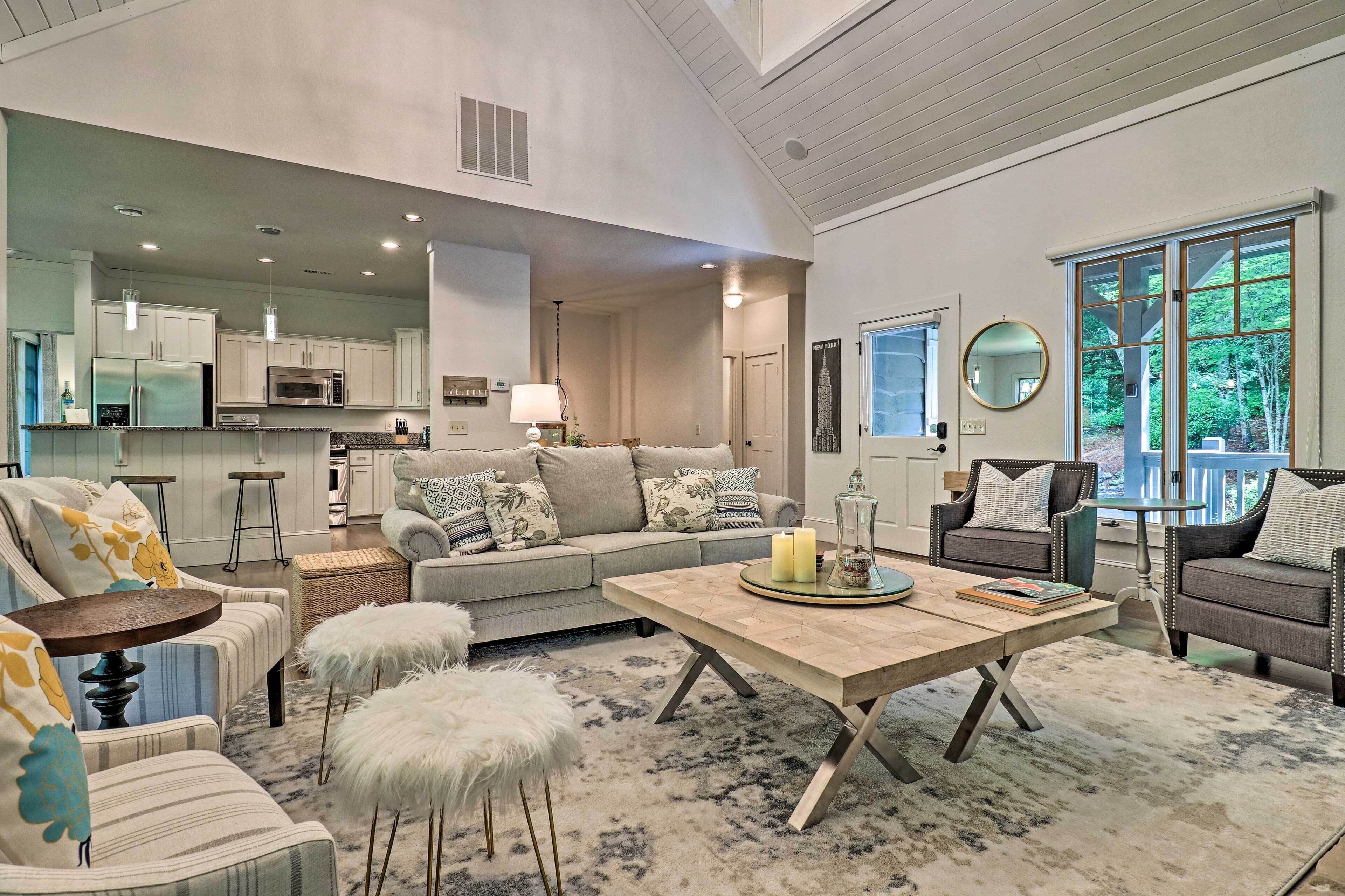 Mtn Hideaway, Short Walk to Lake Glenville!