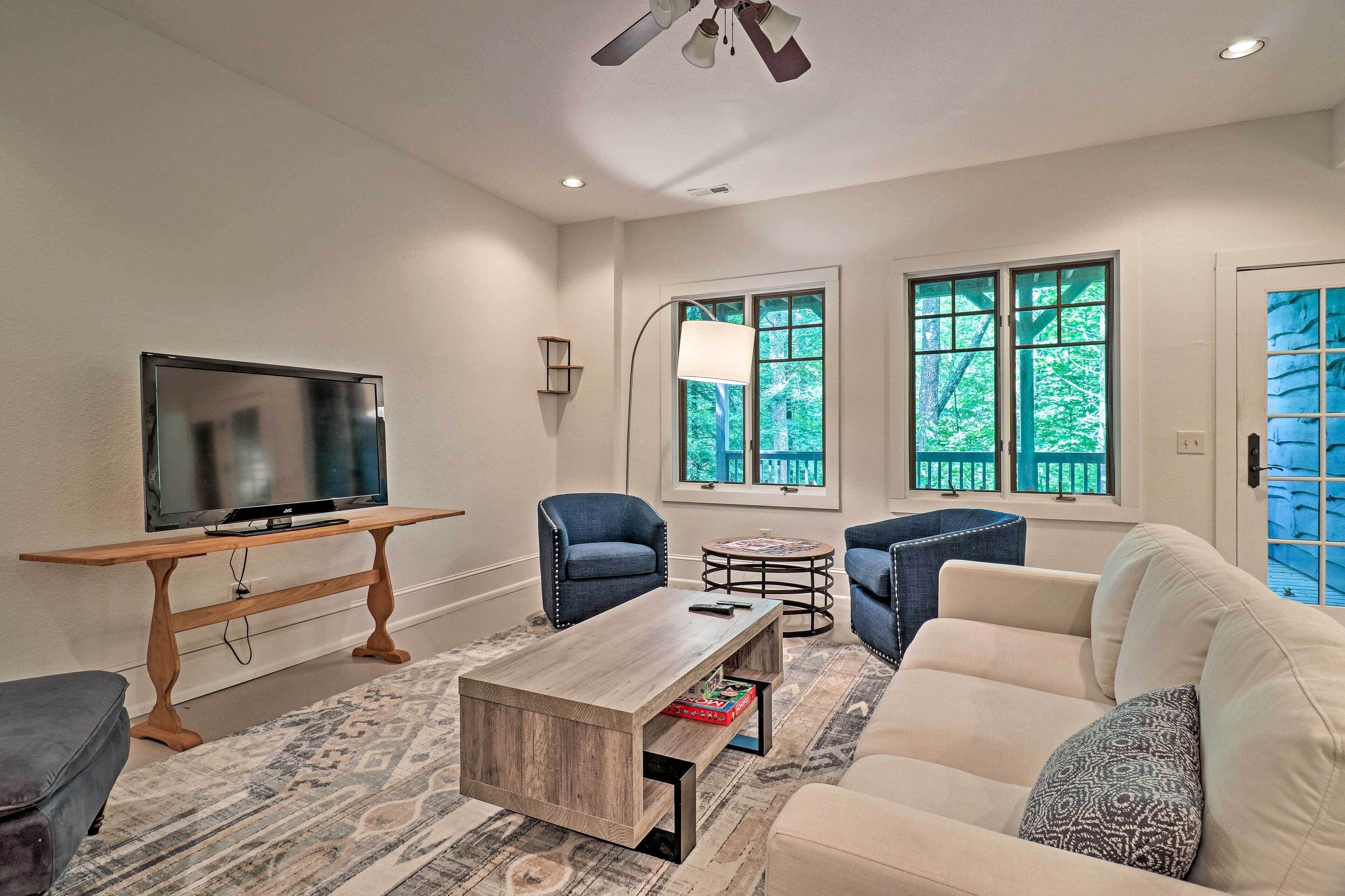 Mtn Hideaway, Short Walk to Lake Glenville!