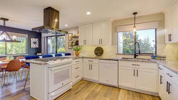 House (4 Bedrooms) | Interior