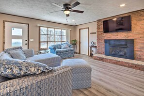 Televisión, chimenea, libros