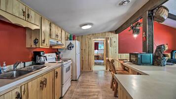 House (3 Bedrooms) | Private kitchen | Microwave, oven, stovetop, coffee grinder