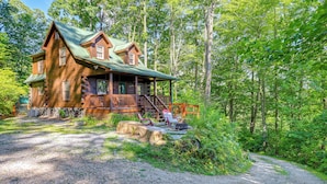 A log cabin with a porch, surrounded by a forest. - Near Hikes & River! Pet-friendly Bryson City Haven (Bryson City)