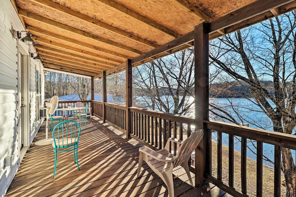 Lakefront Delta Cottage w/ Views, Canoe & Dock! - Lineville, AL