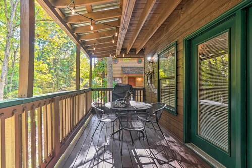 Picturesque Pigeon Forge Cabin w/ Mountain Views