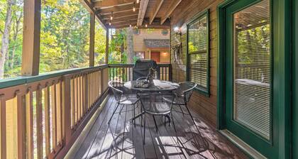 Picturesque Pigeon Forge Cabin w/ Mountain Views