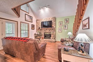 Interior - Picturesque Pigeon Forge Cabin w/ Mountain Views (Pigeon Forge)