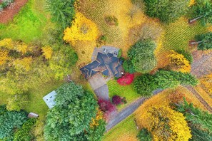 An aerial view of a residential area with a house surrounded by trees in autumn colors. - Group Getaway in Snohomish (Snohomish)