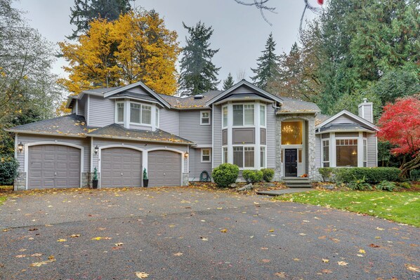 A two-story house with a garage, a front porch, and a small attached garage. - Spacious Group Getaway in Snohomish! (Snohomish)