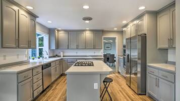 House (5 Bedrooms) | Interior