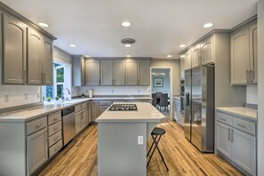 House (5 Bedrooms) | Interior