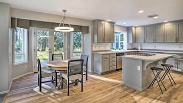 House (5 Bedrooms) | Interior