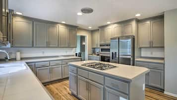 House (5 Bedrooms) | Interior