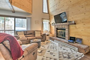 Interior - Tobyhanna Cabin w/ Deck, Community Pool & Golf! (Tobyhanna)
