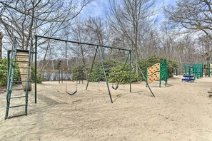 Interior - Tobyhanna Cabin w/ Deck, Community Pool & Golf! (Tobyhanna)