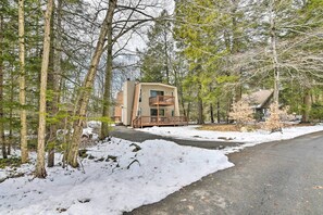 House (3 Bedrooms) | Interior - Tobyhanna Cabin w/ Deck, Community Pool & Golf! (Tobyhanna)