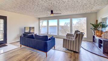 House (2 Bedrooms) | Living area | TV