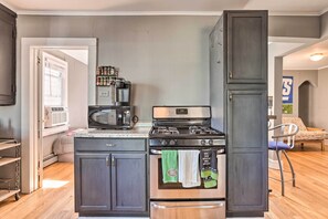 Cottage (3 Bedrooms) | Private kitchen - Pet-friendly Belmar Cottage < 1 Mi to Beach! (Belmar)