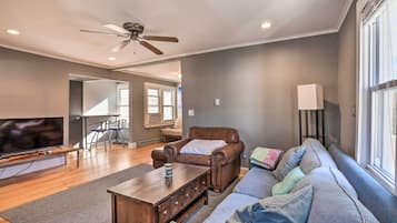Cottage (3 Bedrooms) | Living area | Books