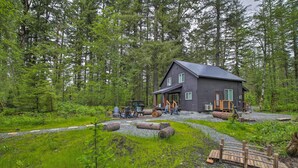 A cabin in a forest with a gravel path leading to it, surrounded by trees and greenery. - Modern Hideaway: Fire Pit, 5 Mi to Mt Rainier (Mineral)