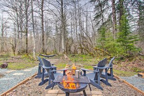 Terrace/patio - Modern Hideaway: Fire Pit, 5 Mi to Mt Rainier (Mineral)