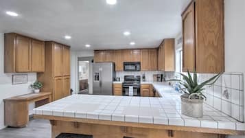 Rumah (4 Bedrooms) | Dapur pribadi | Microwave, oven, kompor, dan mesin pencuci piring