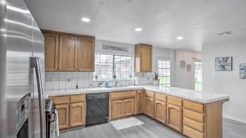 Rumah (4 Bedrooms) | Dapur pribadi | Microwave, oven, kompor, dan mesin pencuci piring