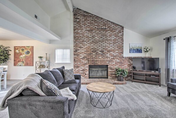 House (4 Bedrooms) | Living area - Renovated Bakersfield Home w/ Private Yard! (Bakersfield)